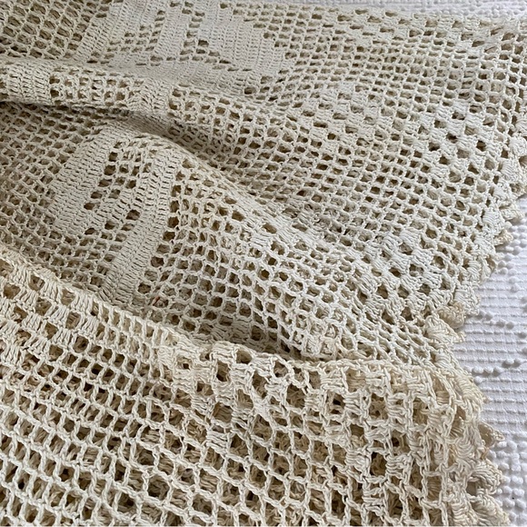 Vintage Hand Crochet Coverlet Flower Basket 57” x 83” - Picture 12 of 16